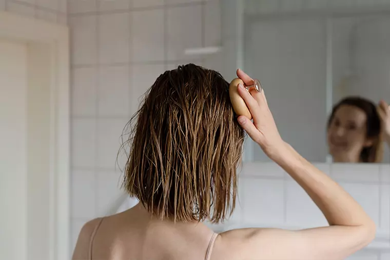 Sådan stopper du skæl i håret Sådan stopper du skæl i håret