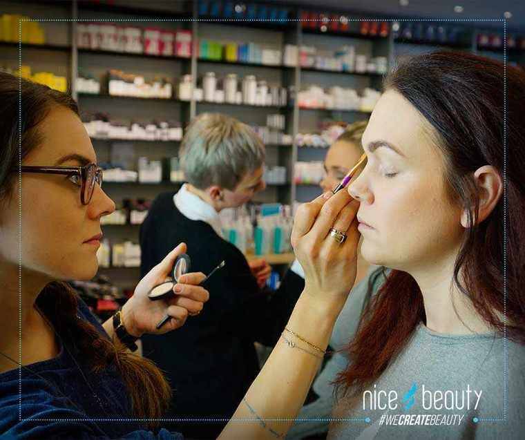 Skal Smokey eyes være lavet i sort? Skal Smokey eyes være lavet i sort?