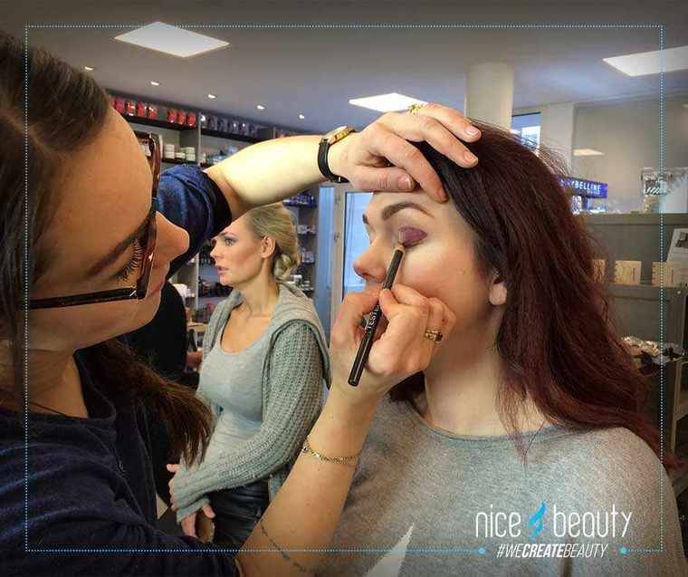 Skal Smokey eyes være lavet i sort? Skal Smokey eyes være lavet i sort?