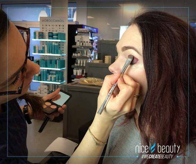 Skal Smokey eyes være lavet i sort? Skal Smokey eyes være lavet i sort?