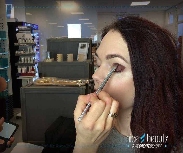 Skal Smokey eyes være lavet i sort? Skal Smokey eyes være lavet i sort?