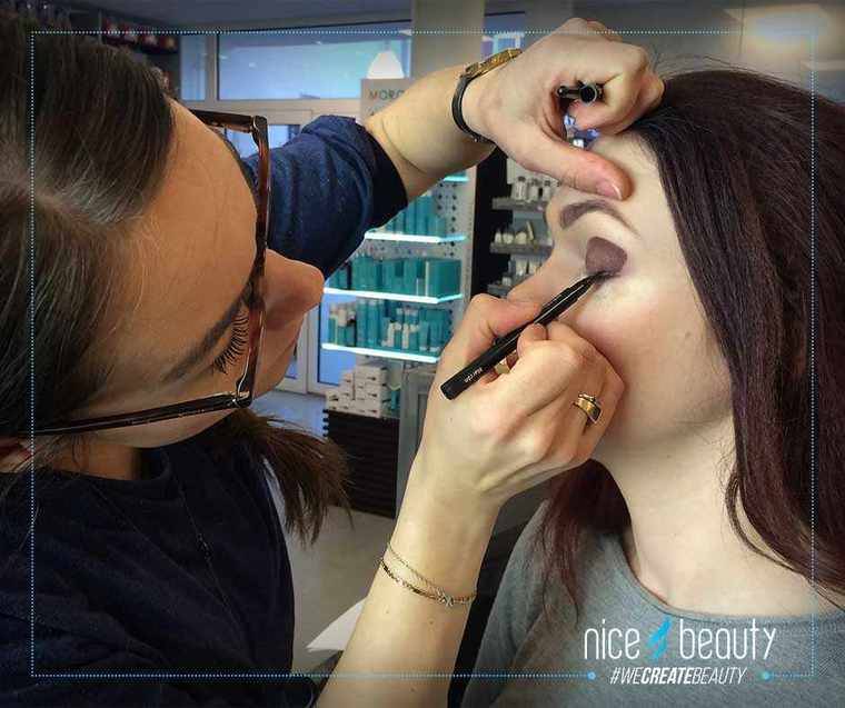 Skal Smokey eyes være lavet i sort? Skal Smokey eyes være lavet i sort?