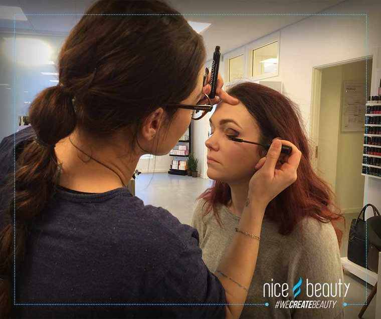 Skal Smokey eyes være lavet i sort? Skal Smokey eyes være lavet i sort?