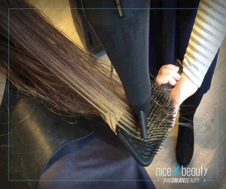 Sådan glatter du dit krøllede hår bedst!