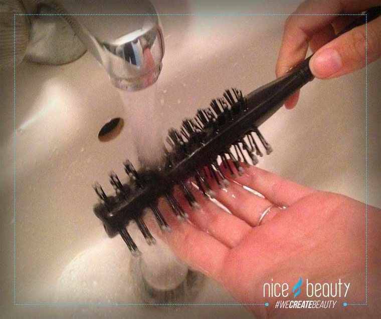 So reinigst du deine Haarbürste!