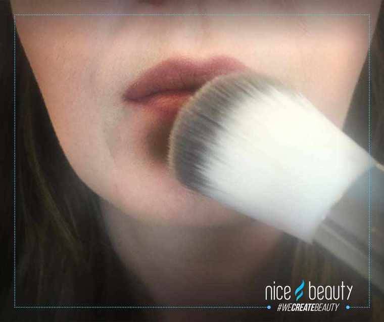 De lipstick-trucs die je lippen de hele dag mooi houden!