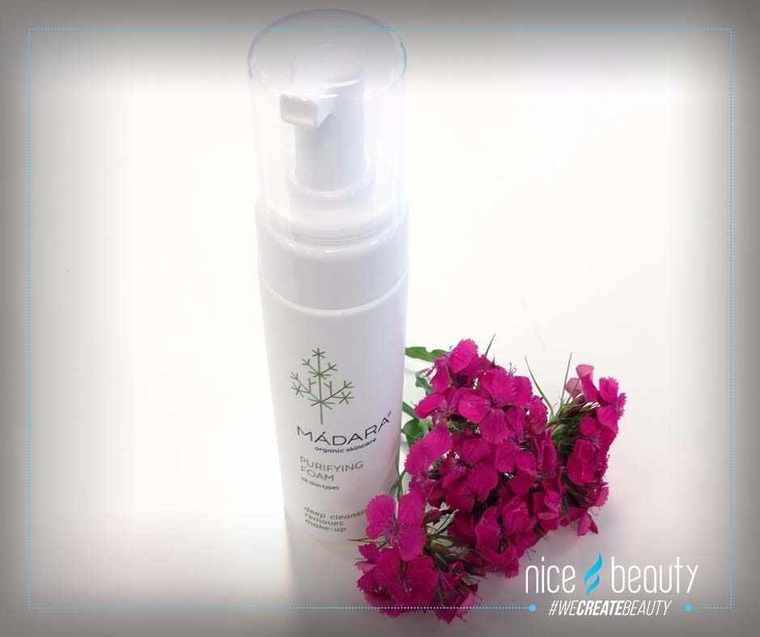 Een zachte reinigingsschuim van MÁDARA voor alle huidtypen