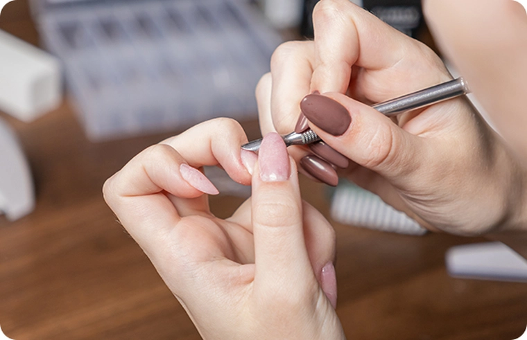 Så nemt er det at lave dine egne negle