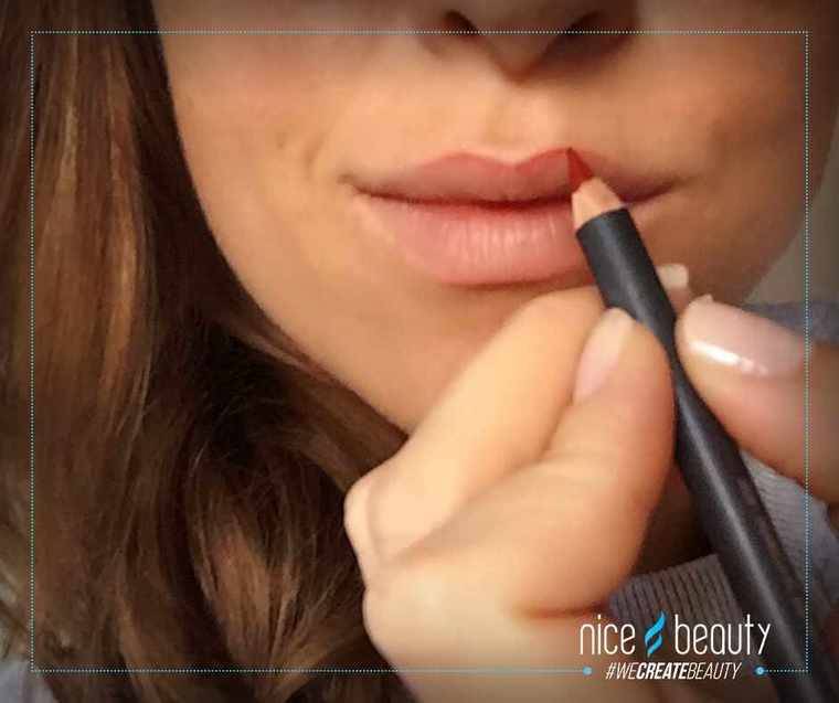 Smukke røde læber som holder i timevis!