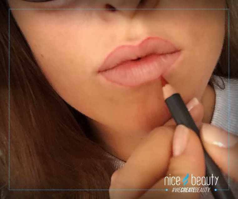 Smukke røde læber som holder i timevis!