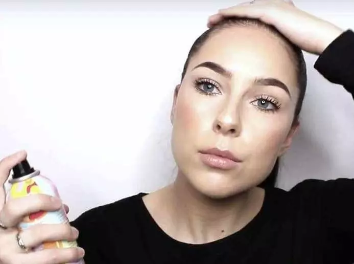 Hvordan laver man en sleek ponytail?